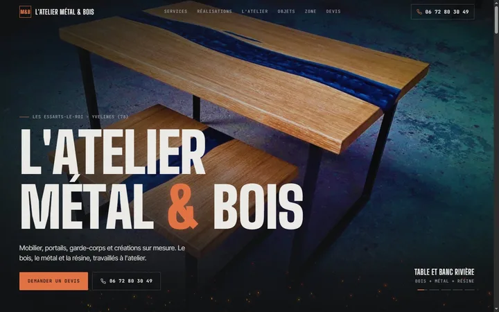 Proposition Forge : une table en bois et résine bleue en majesté, titre L'Atelier Métal & Bois.